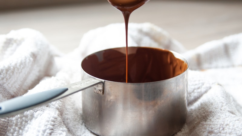 チョコレートコーティングをパリパリに仕上げるコツ|おうちで作りやすい温度と手順のまとめ