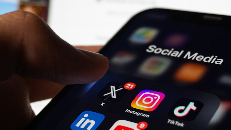 インスタで「フォローする前にこのアカウントを確認してください」と表示されたときの見方とチェックポイント