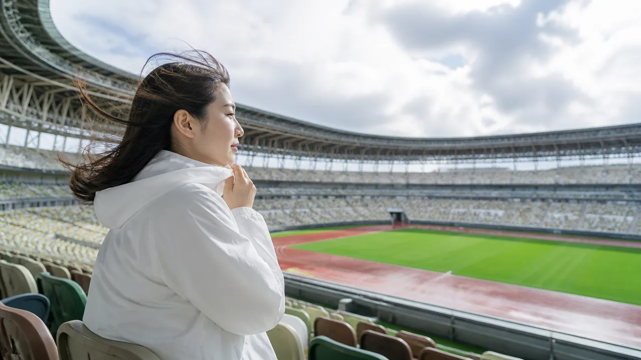 国立競技場の濡れない席はどこ?屋根の範囲と雨天時の選び方を解説