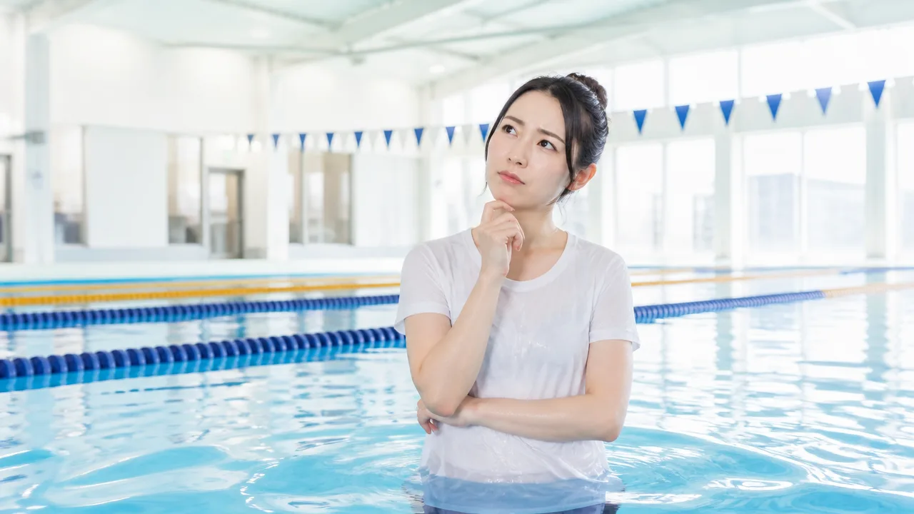 プールはTシャツを着たまま入れる?服装ルールと選び方を解説