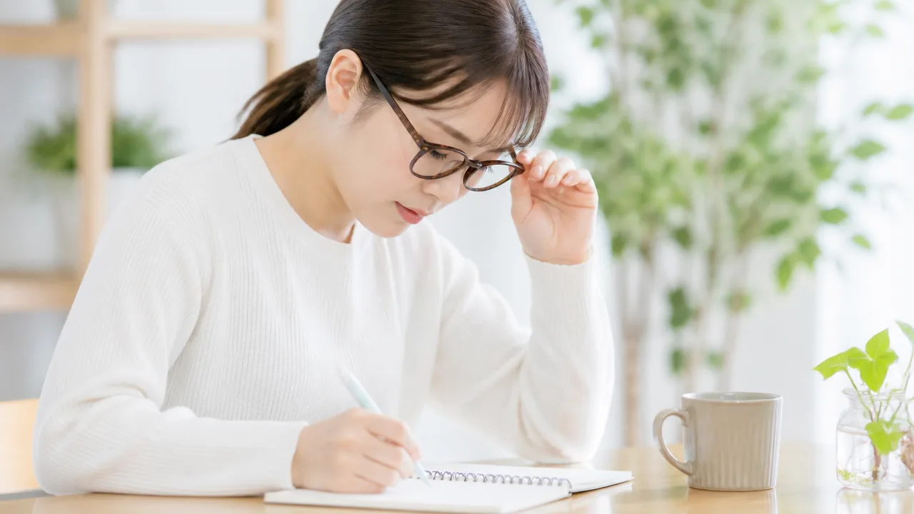 メガネがずれるときに便利な100均セリアの対策グッズを紹介