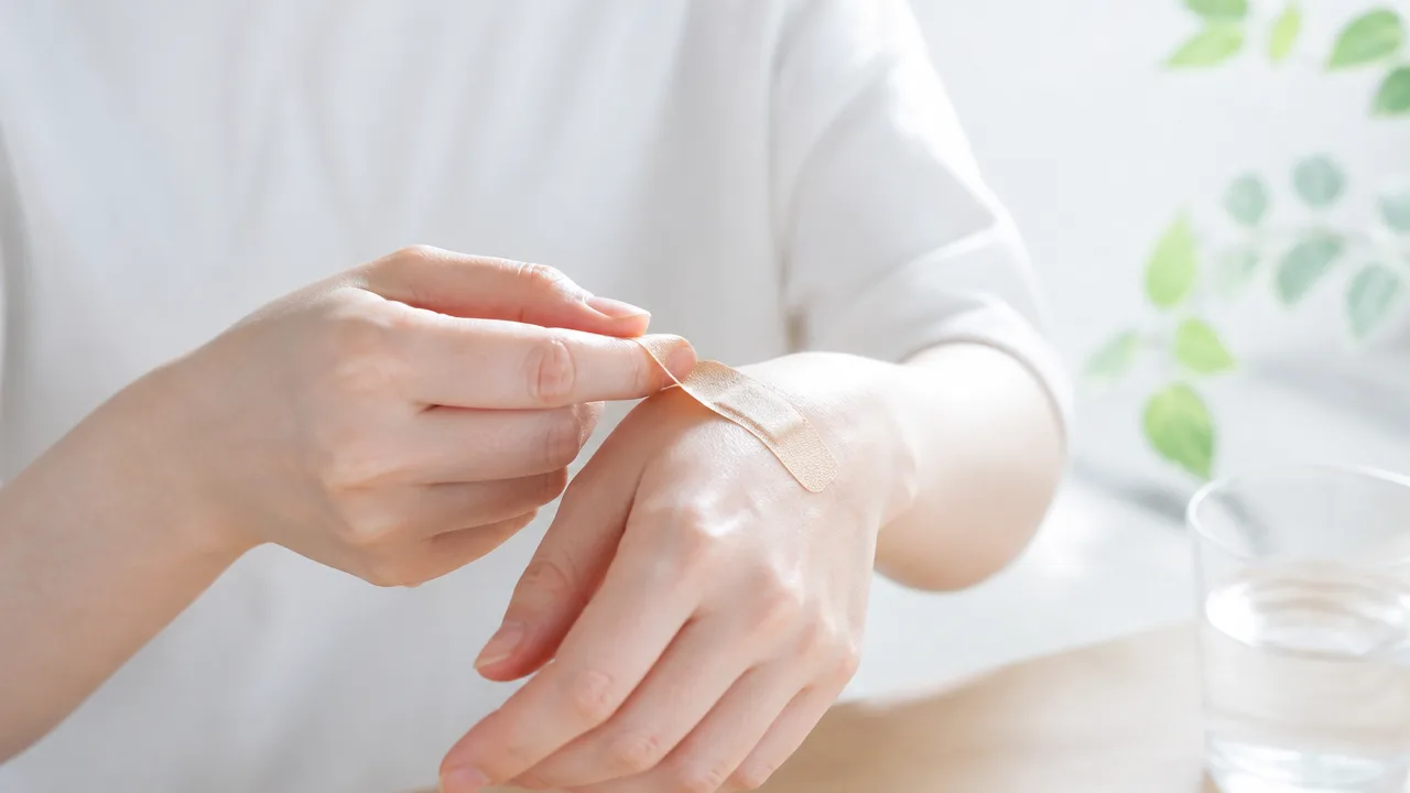 絆創膏が臭くなるのはなぜ?原因と正しい交換方法を解説