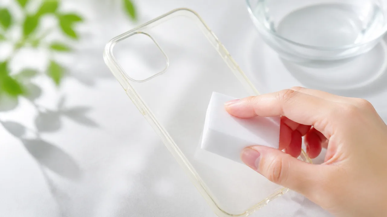 スマホケースの黄ばみは激落ちくんで落ちる？使い方と注意点を解説