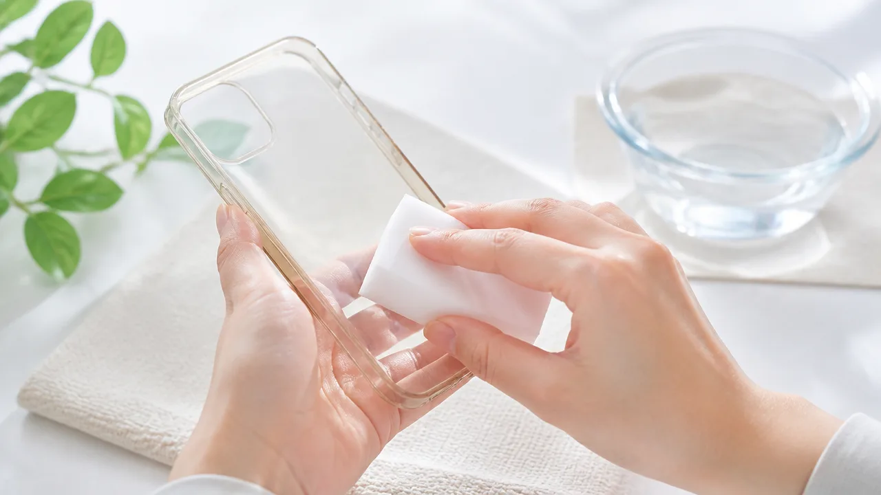 スマホケースの黄ばみは激落ちくんで落ちる？使い方と注意点を解説