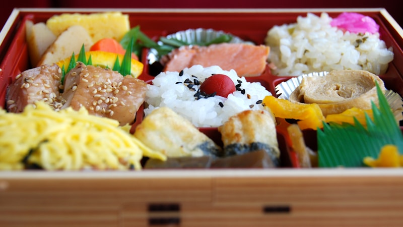 二段弁当はどっちにご飯を入れる？詰めやすく見た目も整う入れ方のコツ