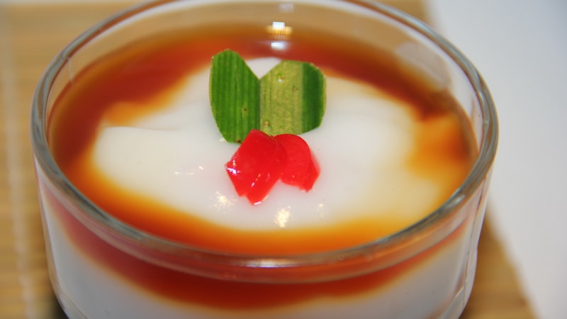 プリンは牛乳の代わりに水でも作れる？味わいの違いとおいしく仕上げるコツ